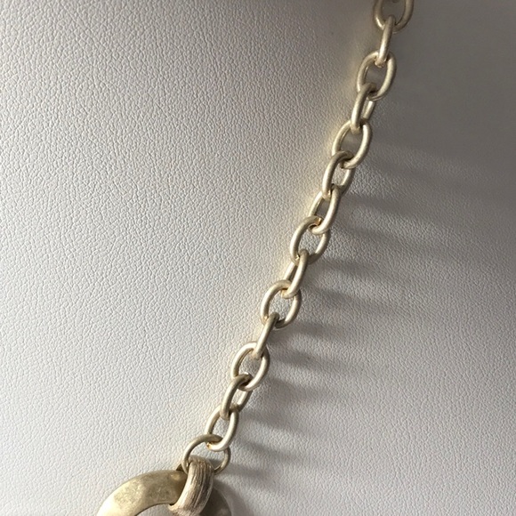 Jones New York necklace with circle pendant, gold tone - Picture 3 of 8